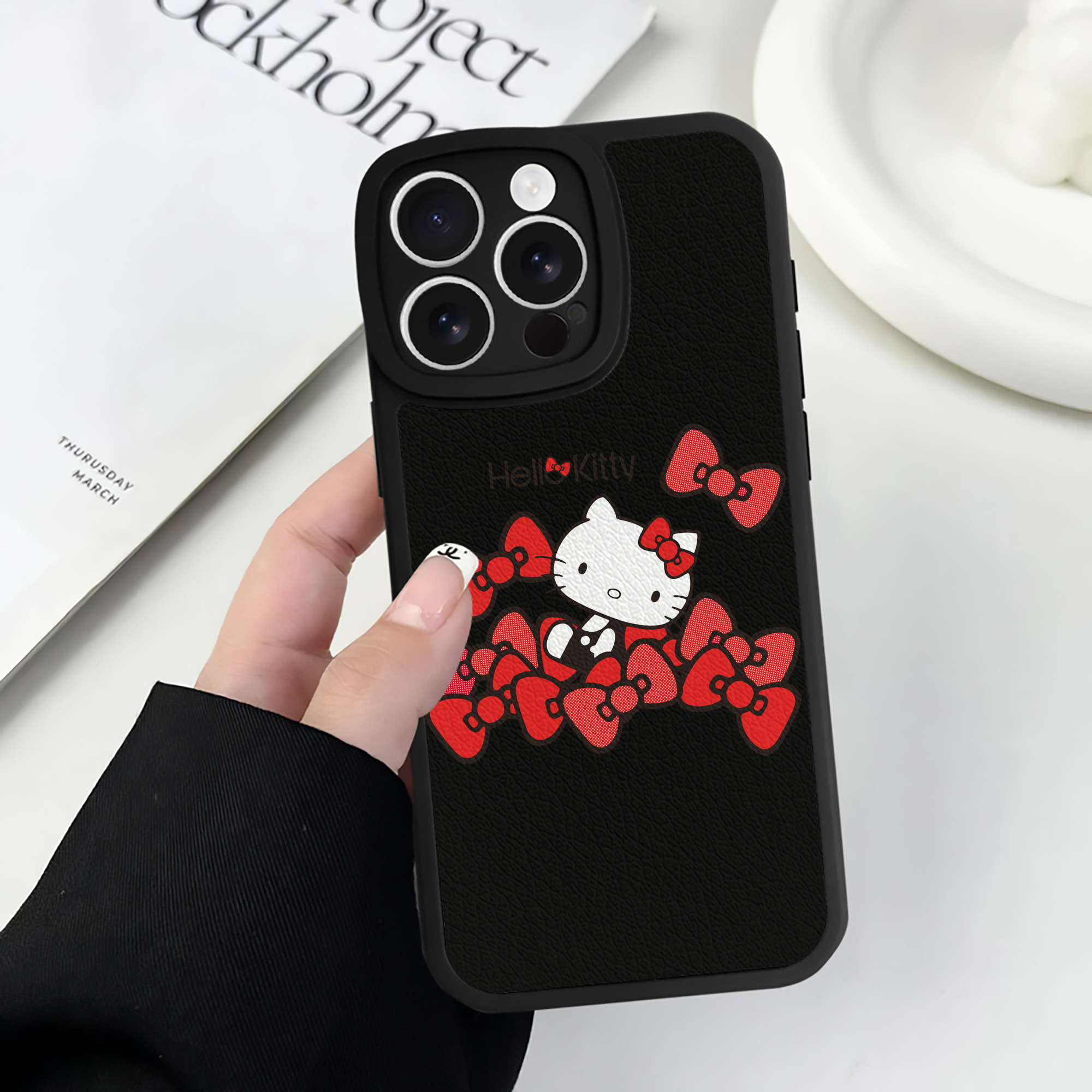 （画像用） Hello Kitty ハローキティ 【iPhone 16シリーズ対応】シリコンスマホケース（レザー調） 材質：シリコン